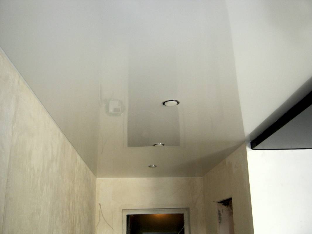 Глянцевый потолок в коридоре