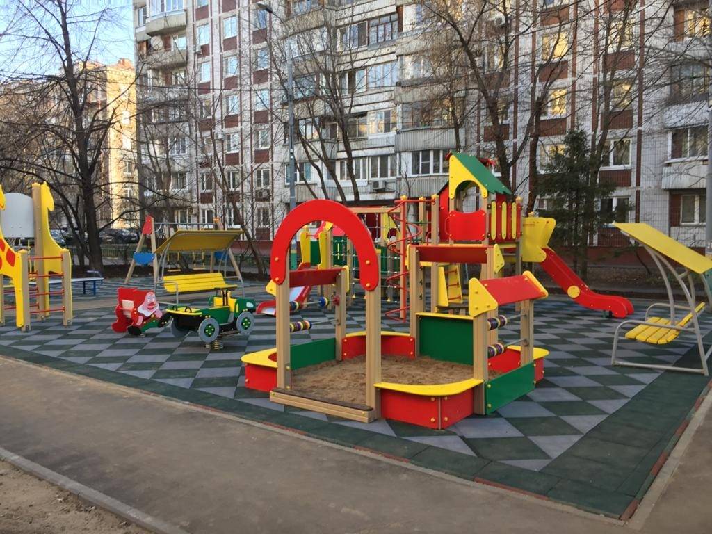 Детские площадки во дворе многоквартирного дома 2020 - кто обслуживает, содержание, ограждение, размер, правила установки
