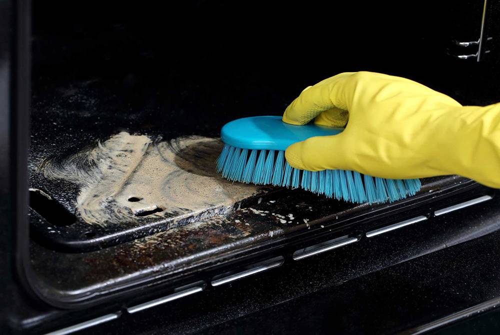 Как и чем очистить грязную духовку