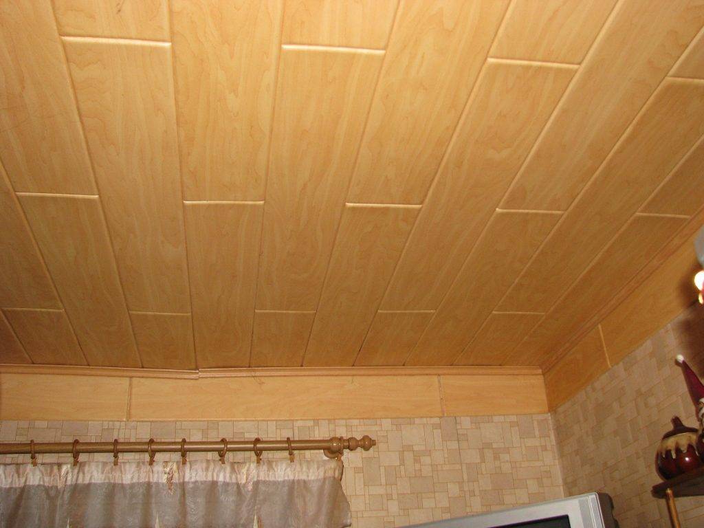Какой потолок лучше сделать в ванной комнате