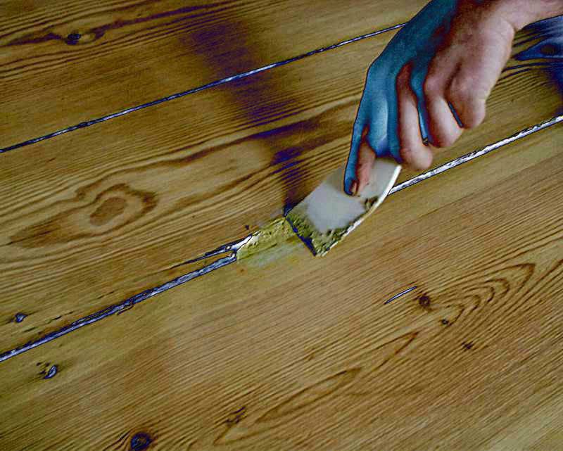 Как заделать щели в полу между досками: способы устранения и технология заделки щелей в деревянном полу