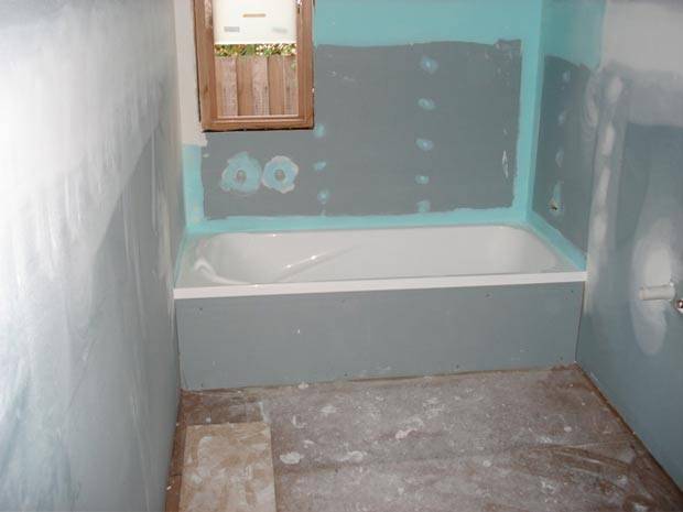 Как выровнять стены в ванной гипсокартоном: монтаж материала на клей и каркас