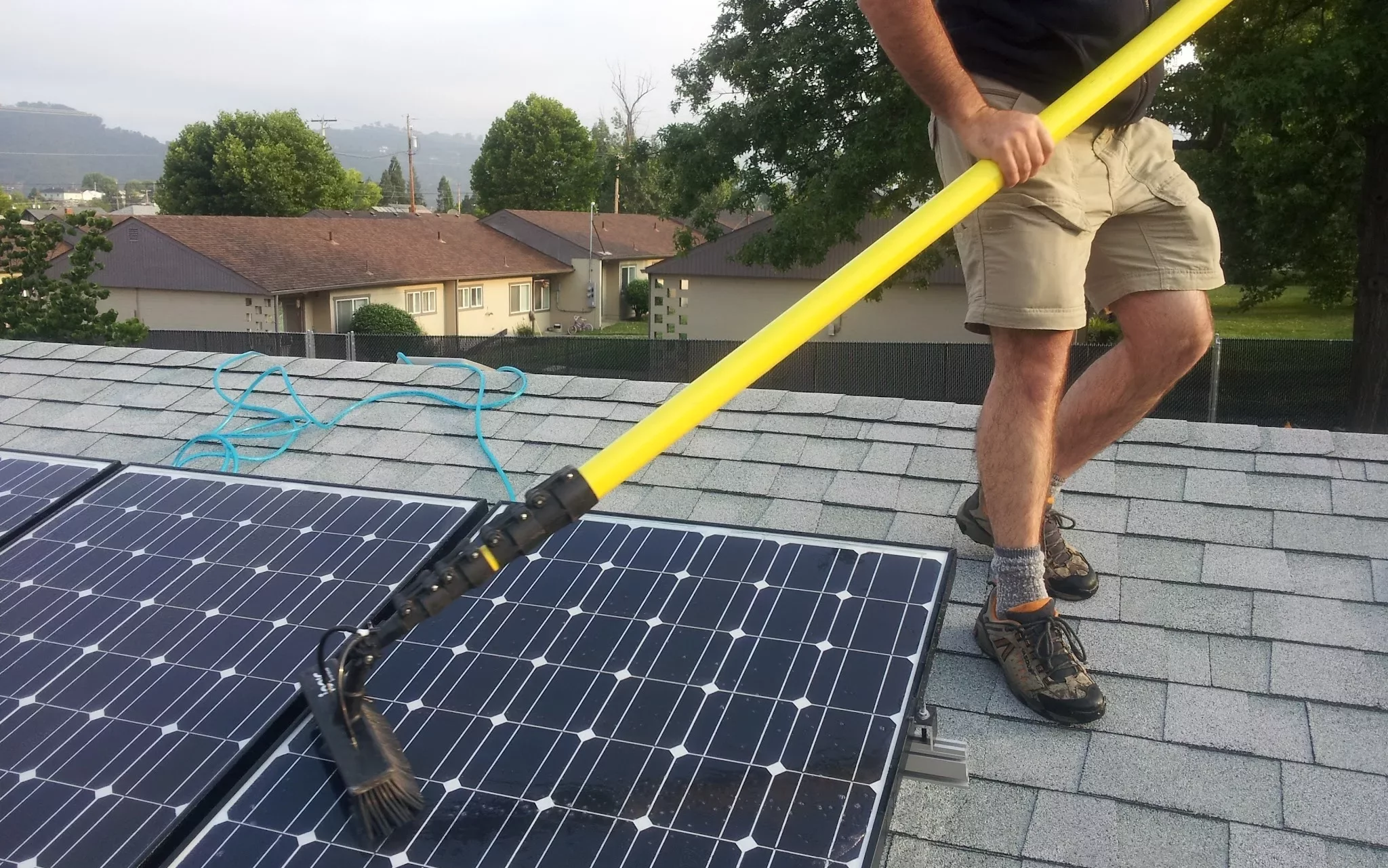 Зачем солнечные батареи на крыше каждого дома?
