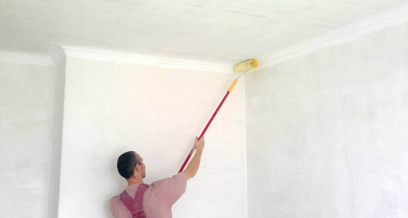 Как побелить потолок своими руками правильно без разводов