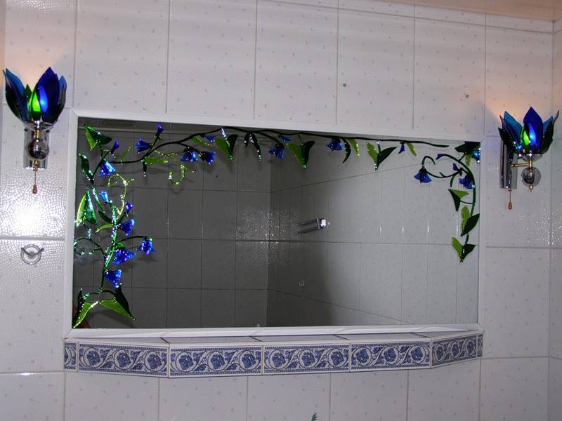 Оформление декоративной зеркальной стены в интерьере разных комнат