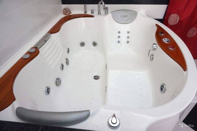 Гидромассажная ванна джакузи в маленькой ванной для квартиры