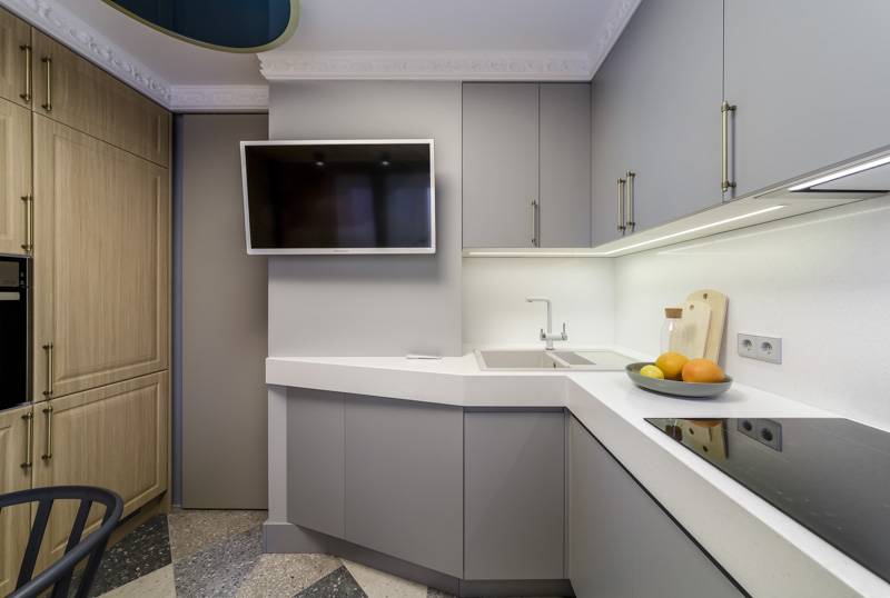 Дизайн кухни с угловым вентиляционным коробом — дизайн и фото