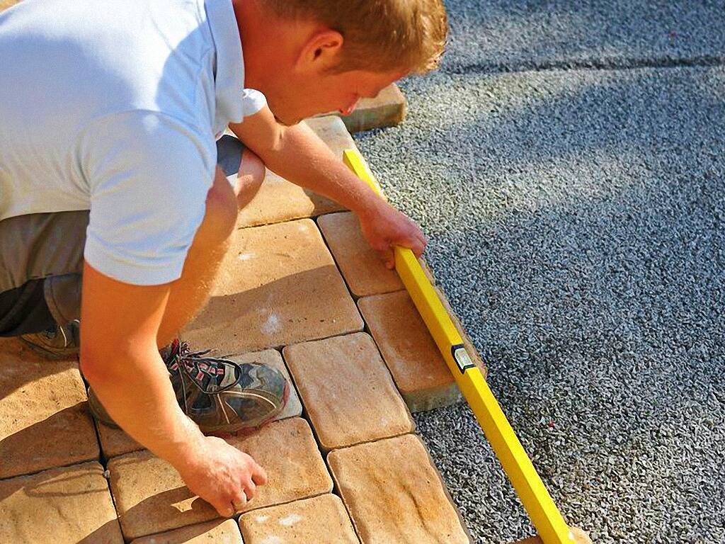 Особенности укладки тротуарной плитки своими руками: пошаговая инструкция для начинающих