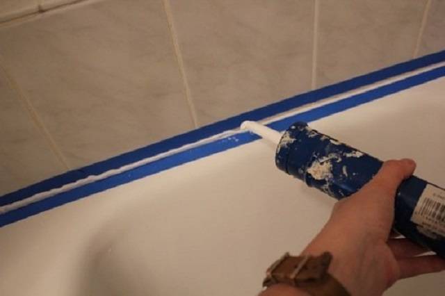 Бордюр для ванны от протекания: как приклеить уголок для стыков, как сделать своими руками, чем клеить плинтус для душевой кабинки, установка, фото, видео