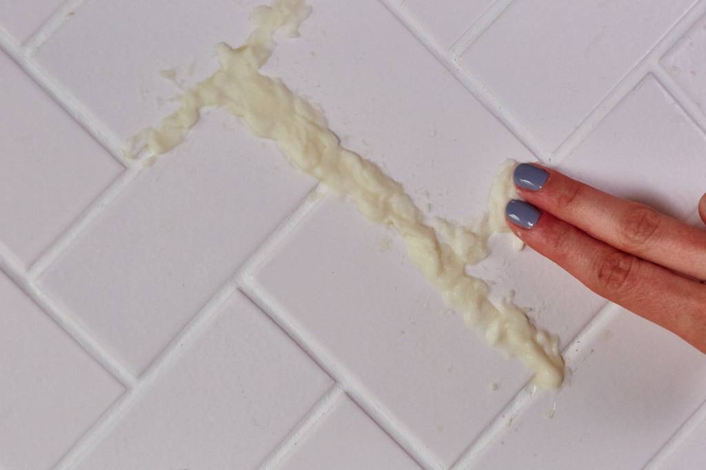 Как почистить швы плитки, чем обработать чтобы не чернели