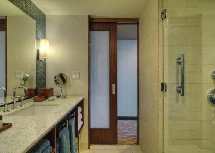 Дверь купе в ванную комнату и туалет