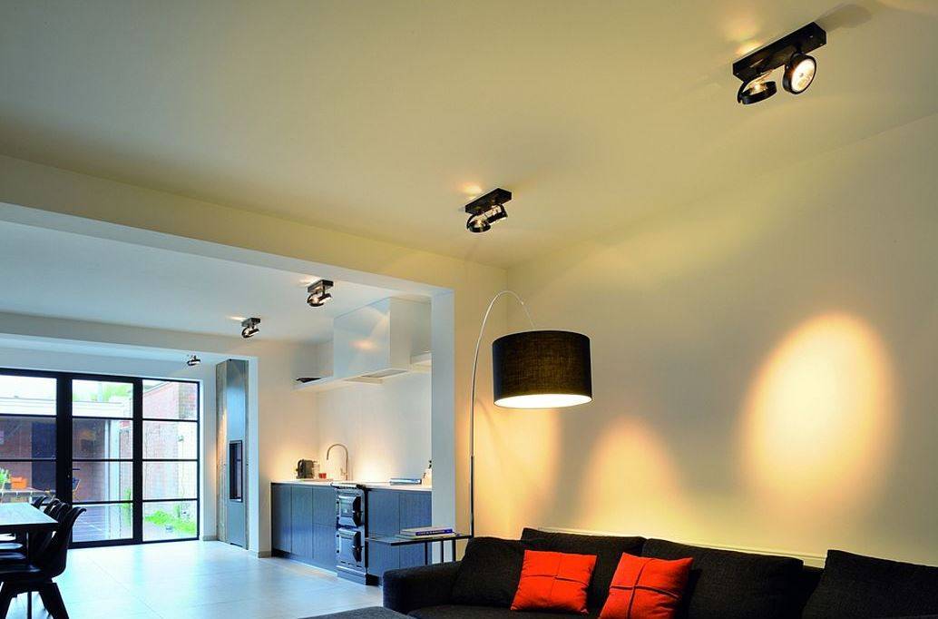 Освещение в гостиной: 60+ фото, правила размещения и выбор светильников