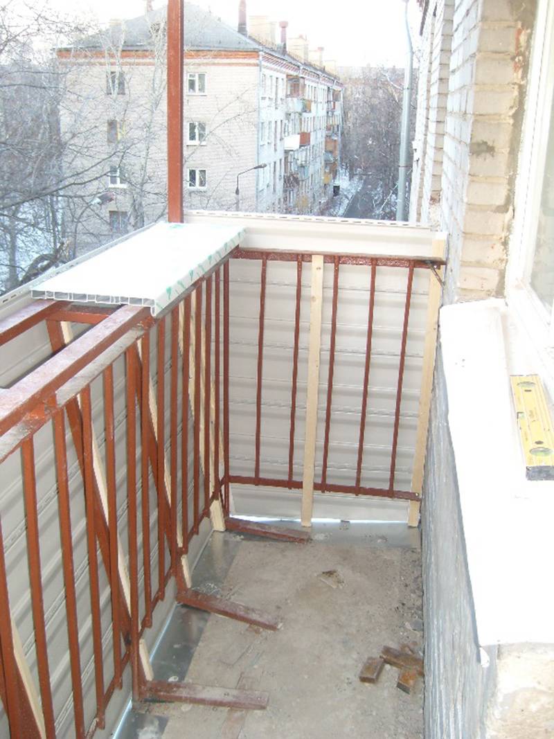Остекляем балкон самостоятельно: три основных варианта