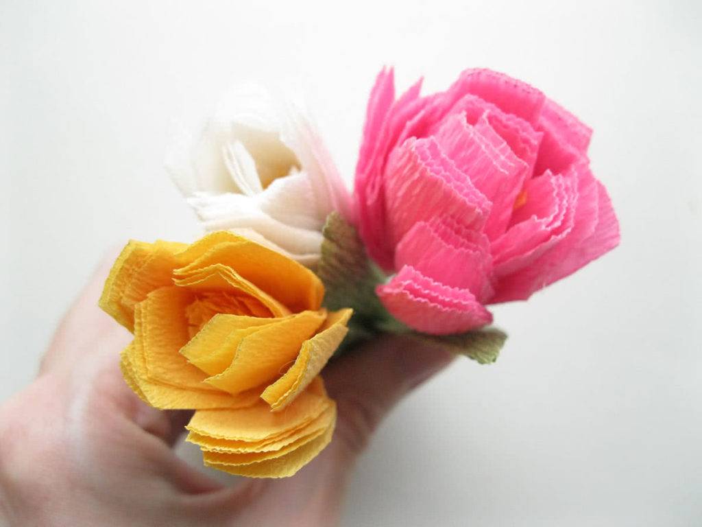 Цветы из гофрированной бумаги своими руками: 9 идей