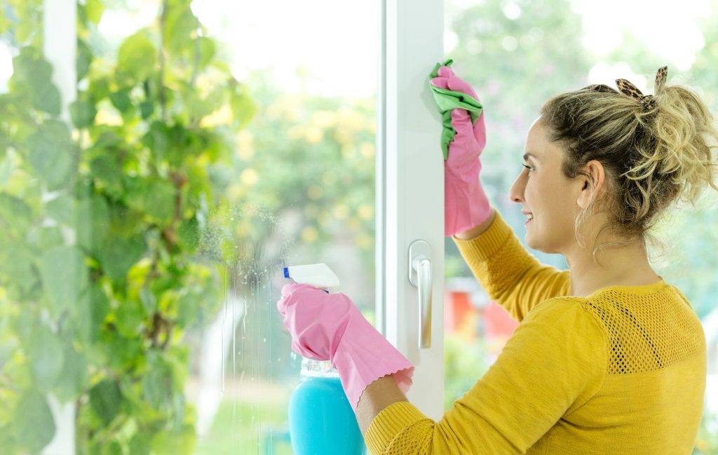 Как помыть окна на балконе. Мытье окон на даче. Девочка моет окно. Девушка моет окно. Моем окна.