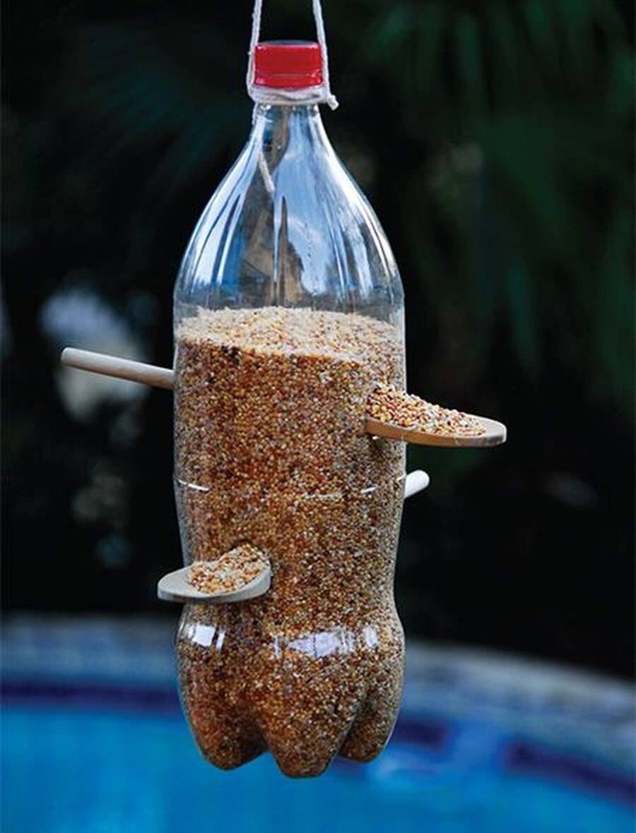 Делаем кормушку для птиц из пластиковой бутылки.
