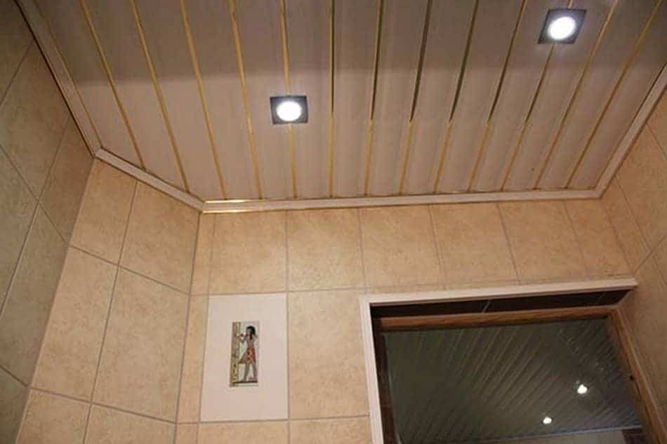 Как сделать потолок в ванной из панелей. Реечный потолок артенс. Потолочные панели для ванной комнаты. Потолок в ванной. Потолок в ванную из пластиковых панелей.