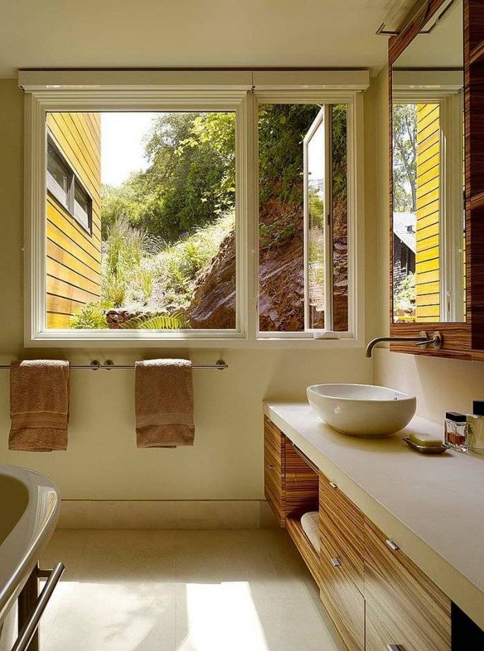 Окно в ванной комнате - особенности планировки, плюсы и минусы