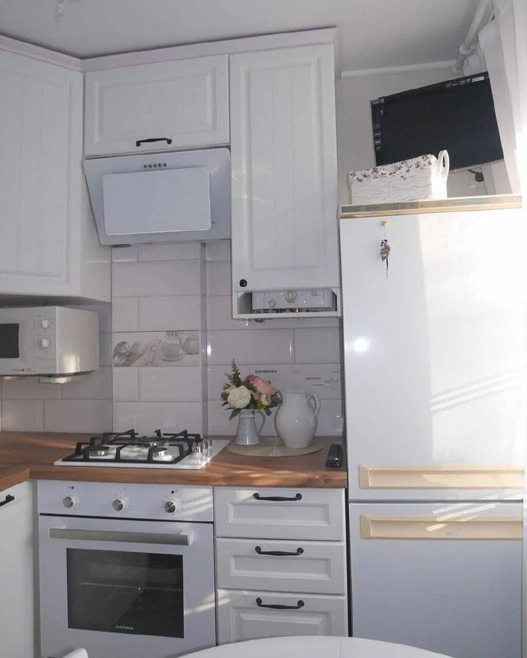 кухни угловые в хрущевке с колонкой и холодильником