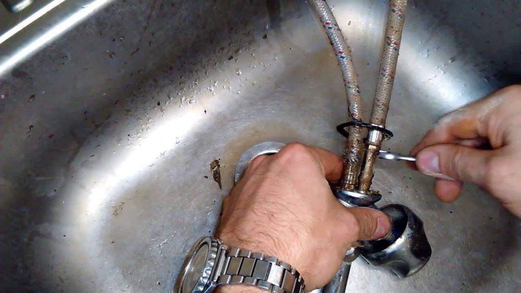 Как разобрать смеситель в ванной: демонтаж и разборка, как снять, раскрутить и открутить эксцентрики и старый кран с раковины