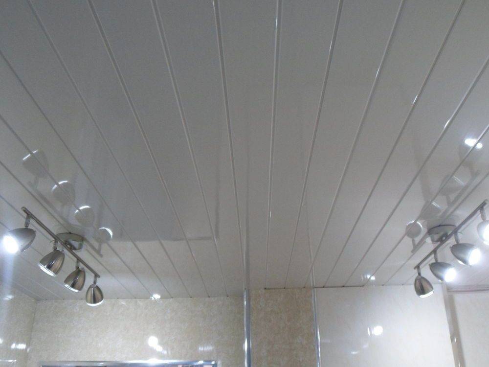 Потолок пвх в комнате. Пластиковый потолок в ванную. Потолок из пластиковых панелей. Пластиковые панели для потолка. Потолки панельные пластиковые.