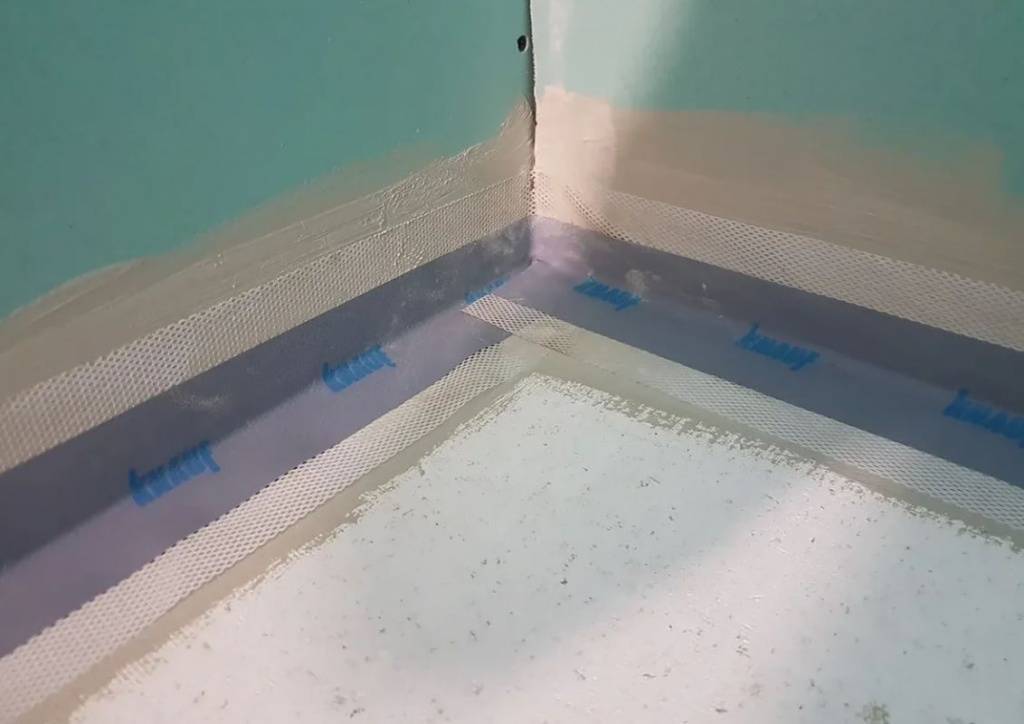 Как правильно провести гидроизоляцию ванной комнаты под плитку — что лучше выбрать из предлагаемых гидроизоляционных материалов