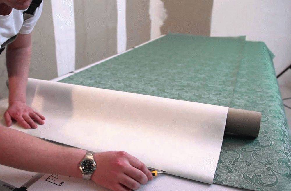 Как клеить виниловые обои: инструкция по оклейке потолка своими руками, видео и фото