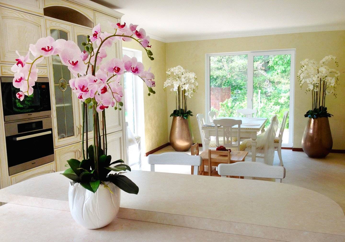 Искусственные цветы для домашнего интерьера — 25 фото примеров
