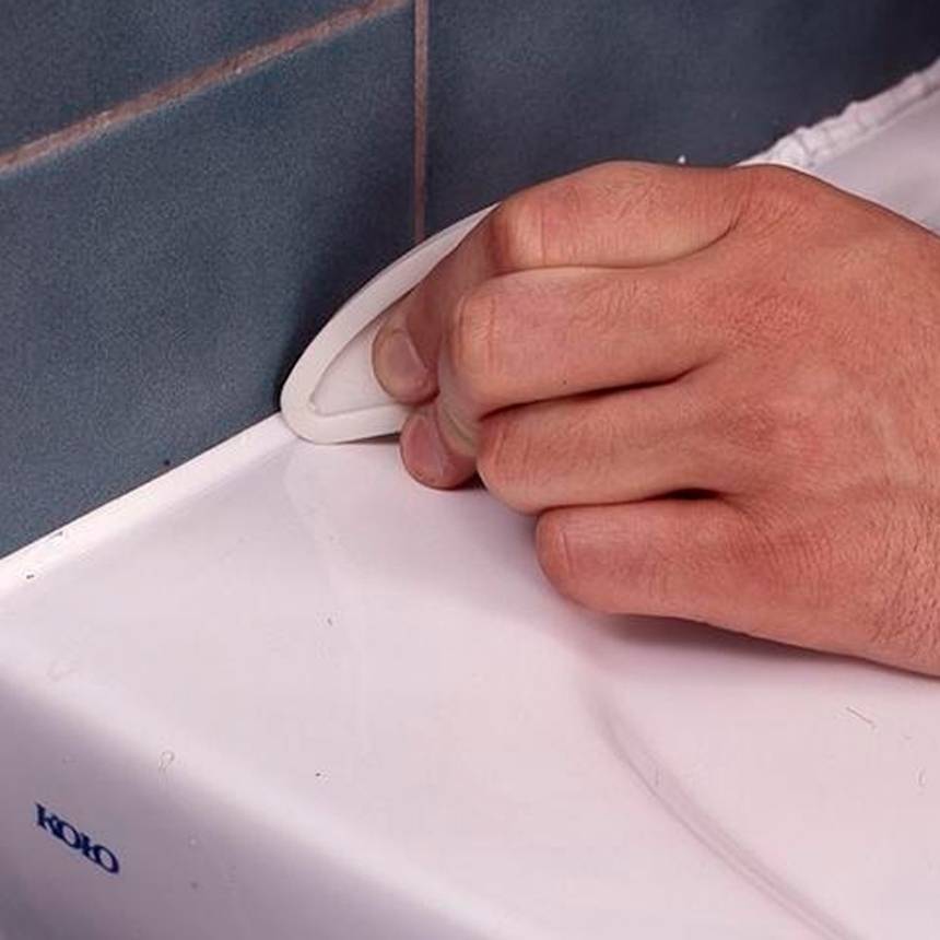 Как очистить герметик от ванны и плитки. чем отмыть силиконовый герметик: самые эффективные способы