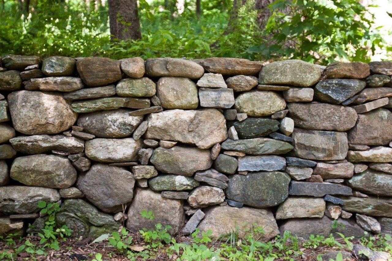 Забор из камня: плюсы и минусы, фото