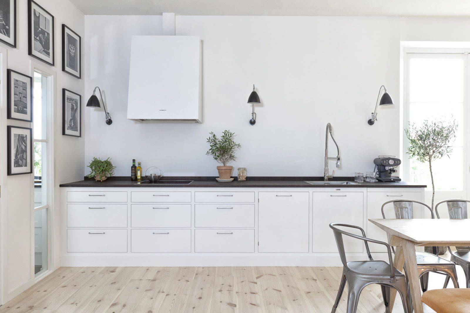 Кухня без верхних шкафов: угловая, маленькая,чем заменить,фото в интерьере