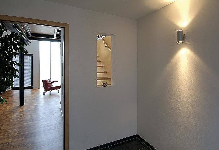 Интересные варианты настенных светильников для коридора и прихожей