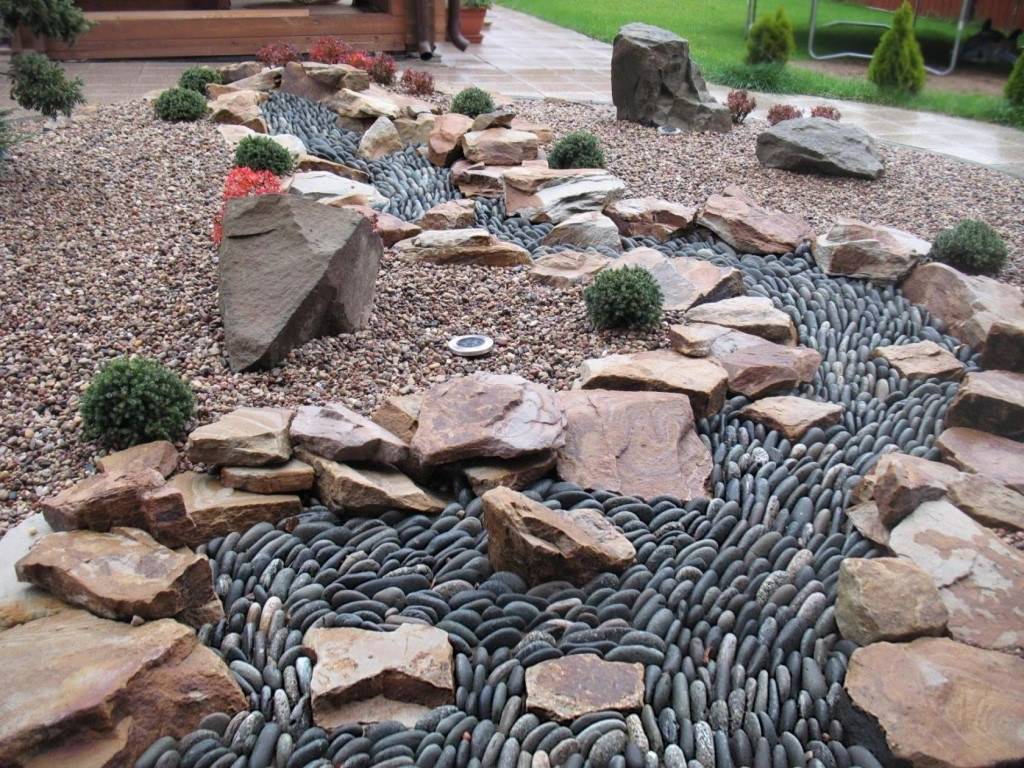 Ландшафтный дизайн дачного участка с камнями: где взять булыжники и валуны и как их сделать своими руками, большие природные и декоративные камешки