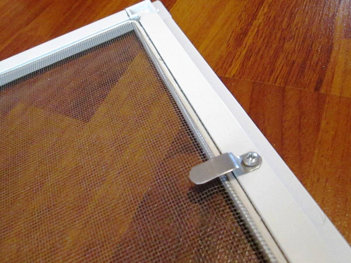Как правильно установить москитную сетку на пластиковые окна своими руками - подробная инструкция самостоятельной установки.