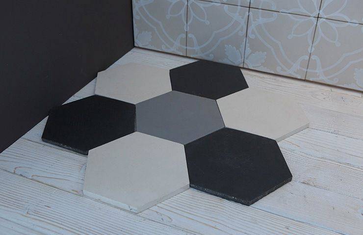 Шестигранная напольная плитка в интерьере: фото, особенности укладки шестиугольной плитки