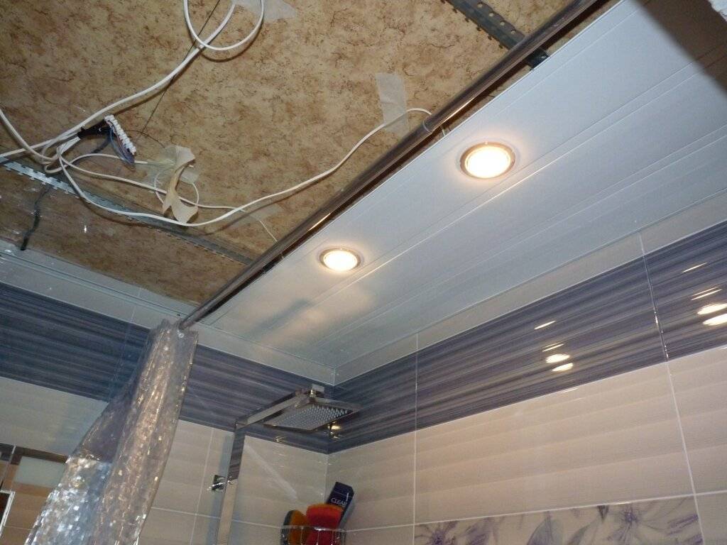 Хотите реечный потолок в ванной комнате? Советы по выбору и особенности конструкций