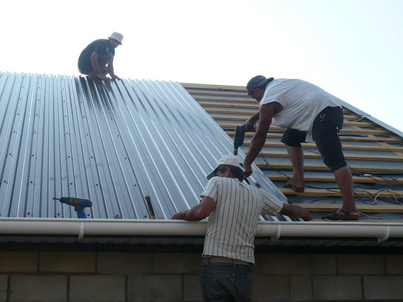 Как правильно крыть крышу профнастилом своими руками: шаг обрешетки и другие нюансы, видео и фото