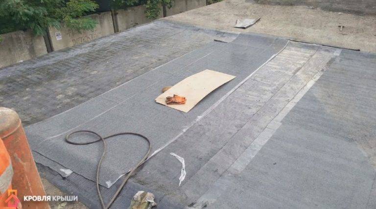 Как перекрыть крышу рубероидом: выбираем и стелим