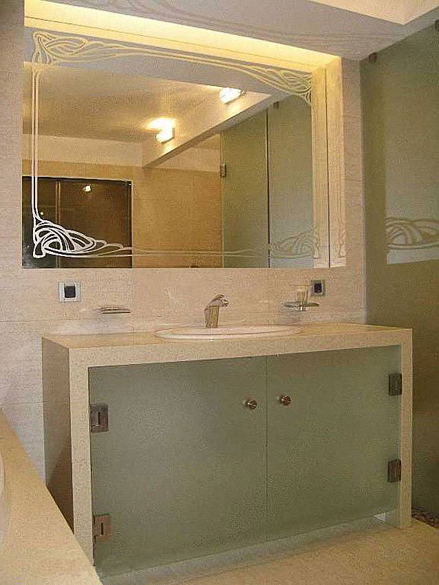 Виды стеклянных шкафов для ванной комнаты