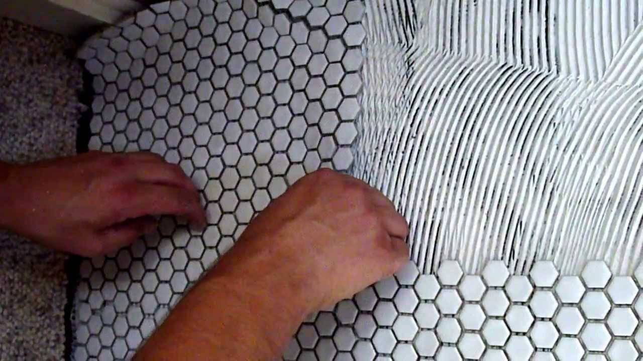 Укладка мозаики на стену и пол, особенности оклейки плиткой на сетке