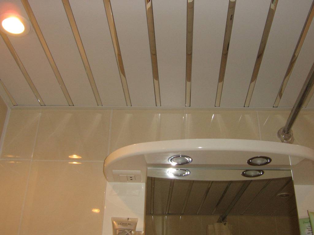 Какой лучше сделать потолок в ванной - решение вопроса