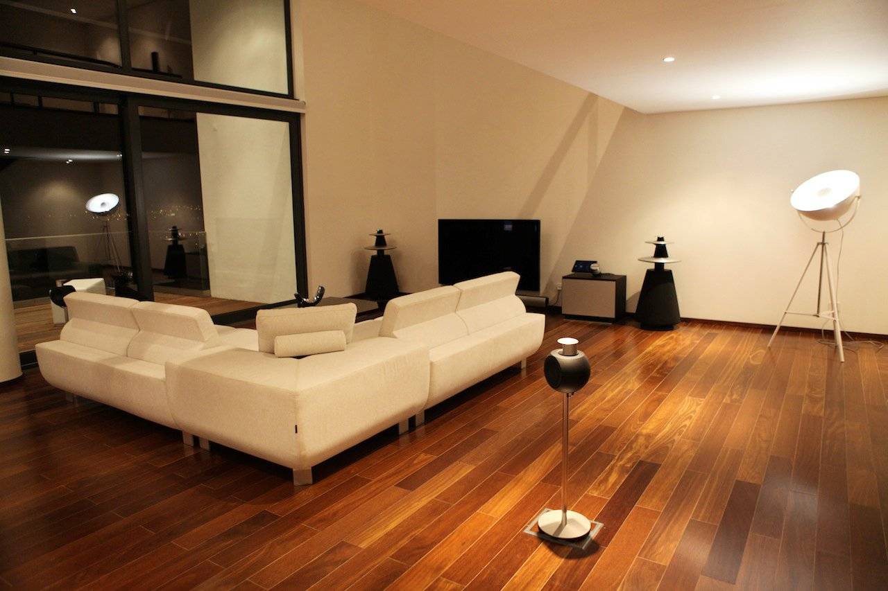 Плитка на пол в квартире: советы по выбору материала и идеи дизайна (50 фото)