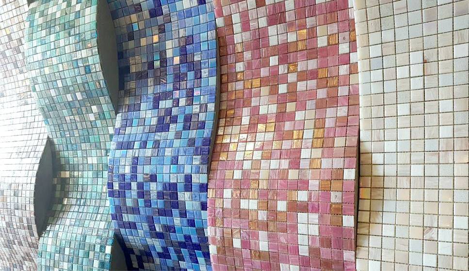 Плитка мозаика для кухни на фартук: реальные фото и рекомендации по подбору цвета, размера, сочетания и дизайна мозаичной плитки