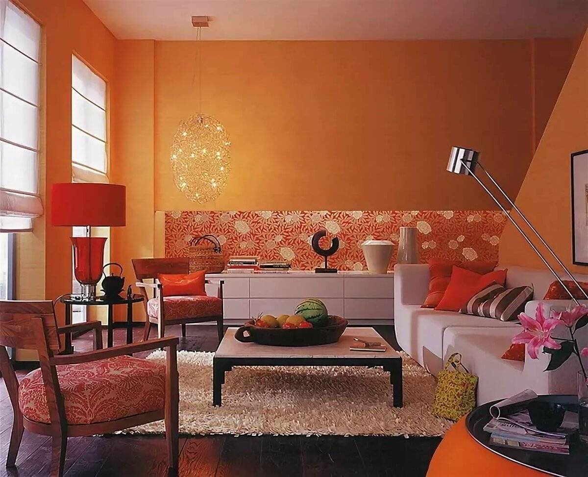 Оранжевый цвет по другому. Оранжево черный интерьер. Гостиная в оранжевом цвете. Оттенки оранжевого в интерьере. Оранжевые стены в гостиной.