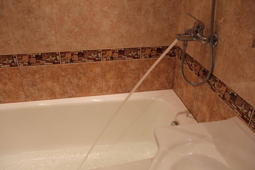 Высота смесителя над ванной – как правильно расположить кран