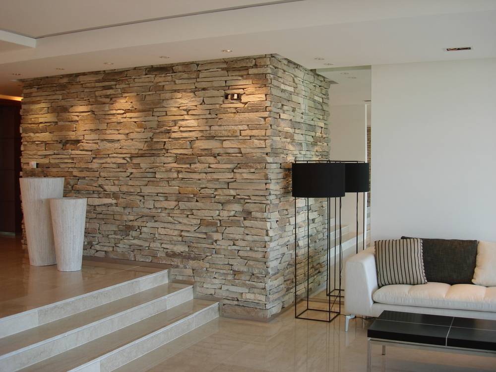Искусственный камень для внутренней отделки стен прихожей, кухни, балкона и других помещений в квартире, доме и не только, виды декоративных материалов