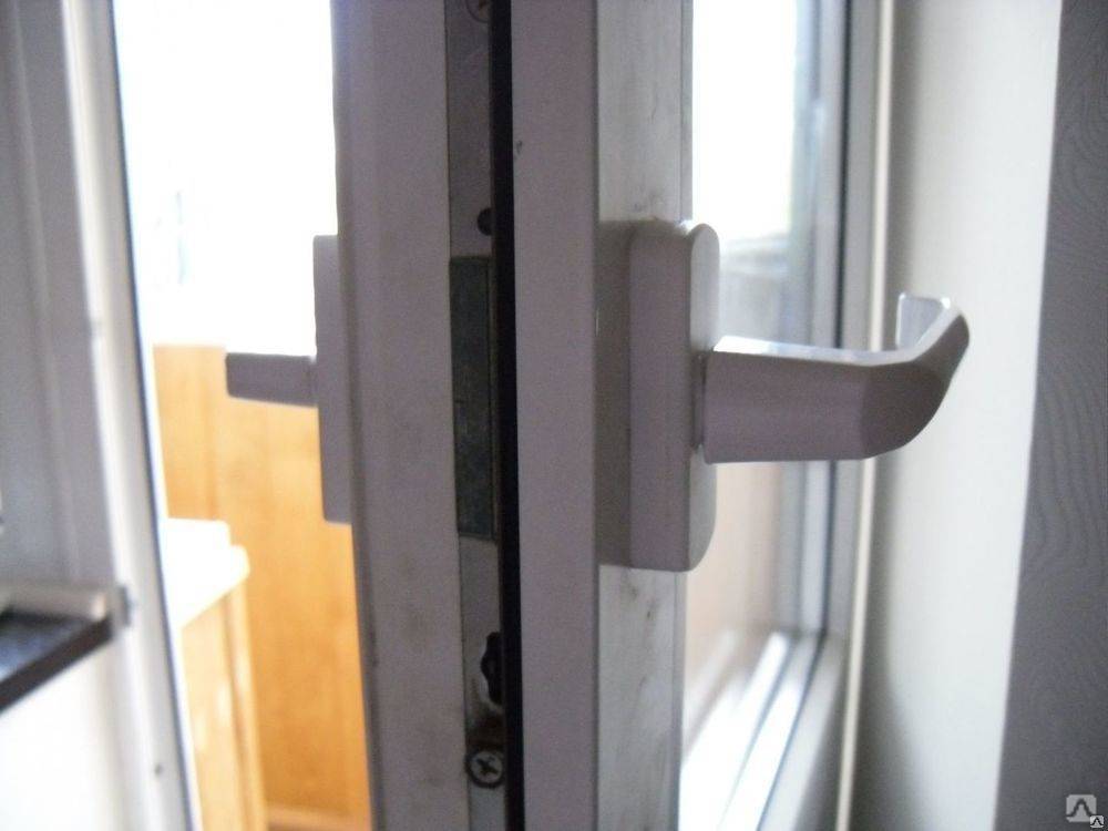 Не закрывается пластиковая балконная дверь: как устранить неполадки