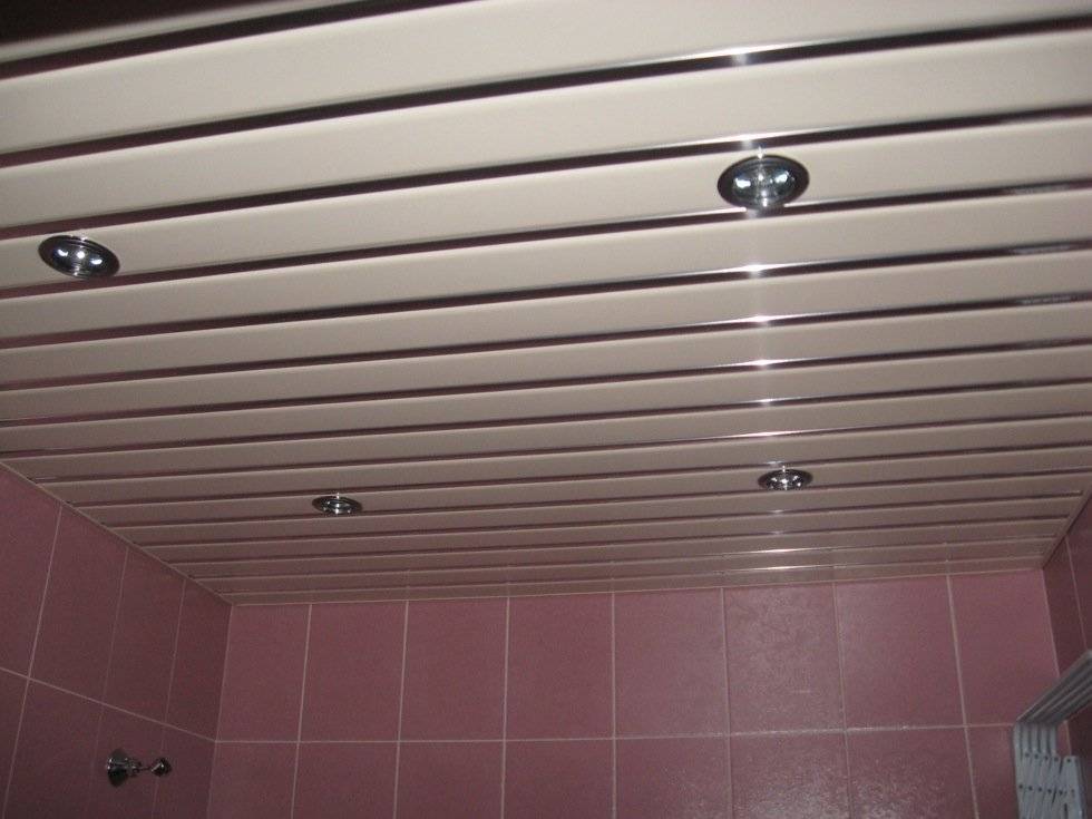 Реечный потолок в ванной комнате: виды и особенности монтажа своими руками