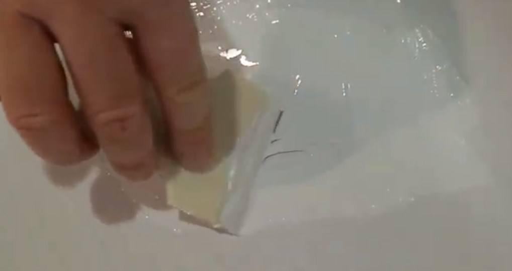 Как убрать царапины на ванне своими руками