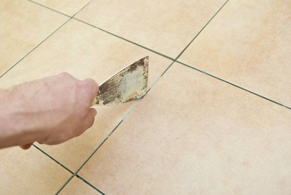 Как заменить одну разбитую плитку на полу или стене в ванной комнате